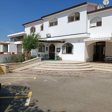 Hotel Holiday Szálloda