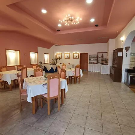 Hotel Holiday Szálloda